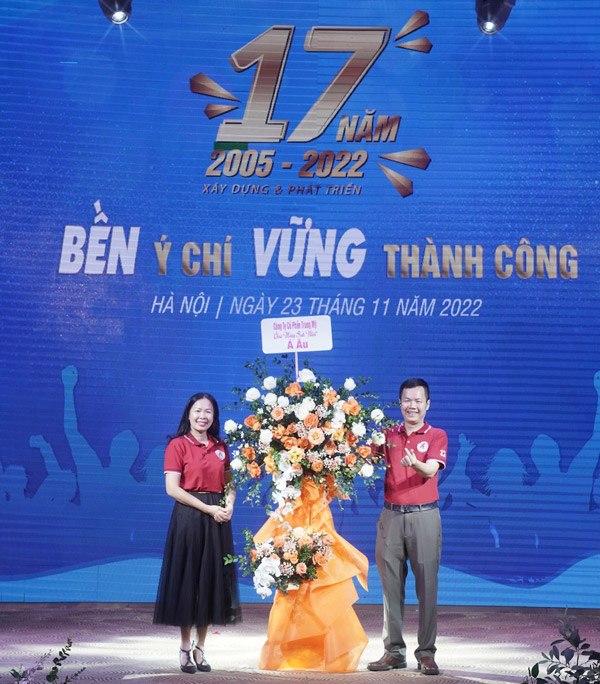 Bà Đào Thị Yến Hồng - Giám đốc Công ty Trung Mỹ tặng hoa chúc mừng.